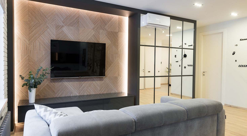 Чтобы имитировать оконную расстекловку, поверх швов наклеивают крашеные полиуретановые молдинги.