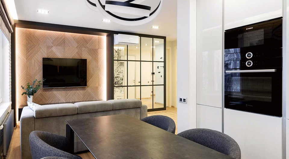 Сидя за столом, можно любоваться видами Парижа на стене гостиной — она отражается в зеркальном декоративном окне, устроенном напротив.