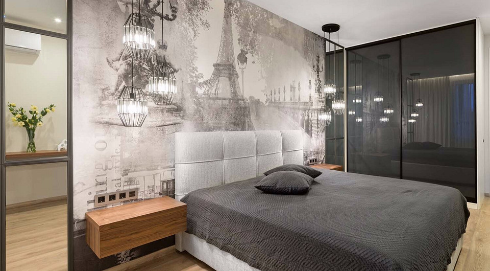 Стену за кроватью украшает фреска — так теперь называют изображение на текстурной бесшовной основе. На заказ можно нанести на фреску любой сюжет.