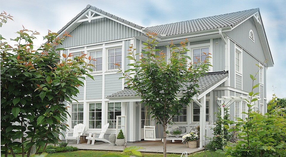 Стационарная крыша над открытой площадкой позволит использовать её даже в непогоду и не беспокоиться о сохранности и защите от дождя предметов мебели