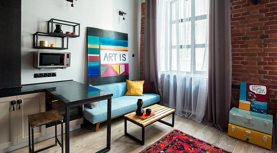 Ключевым декоративным элементом стал привезенный из Баку ковер, а также картины из галереи Artis Gallery (художница — Кристина Ятковская).