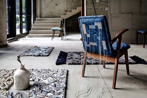 Ковры ручной работы из 100% льна и кресло с вышивкой, выполненной художником, - это предметы, которые выделят интерьер среди сотни других. 