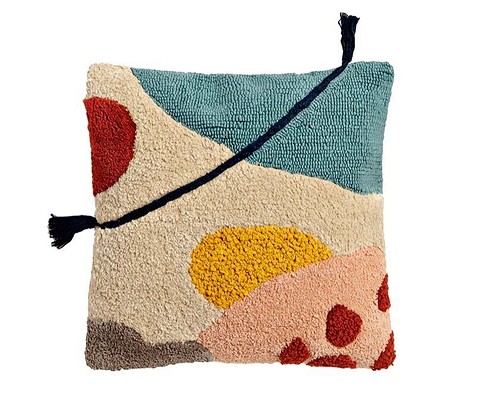 Что может быть проще, чем добавить новое настроение в интерьер с помощью текстиля? Это можно сделать, например, с таким чехлом для декоративной подушки из ковровой ткани.