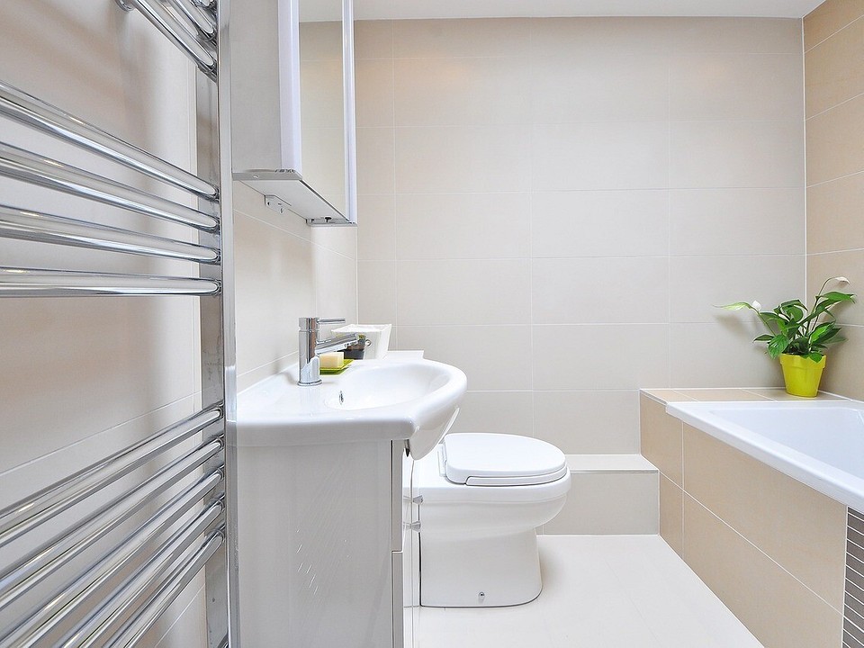 Как поменять полотенцесушитель в ванной комнате в квартире своими руками: пошаговая инструкция и ценные советы