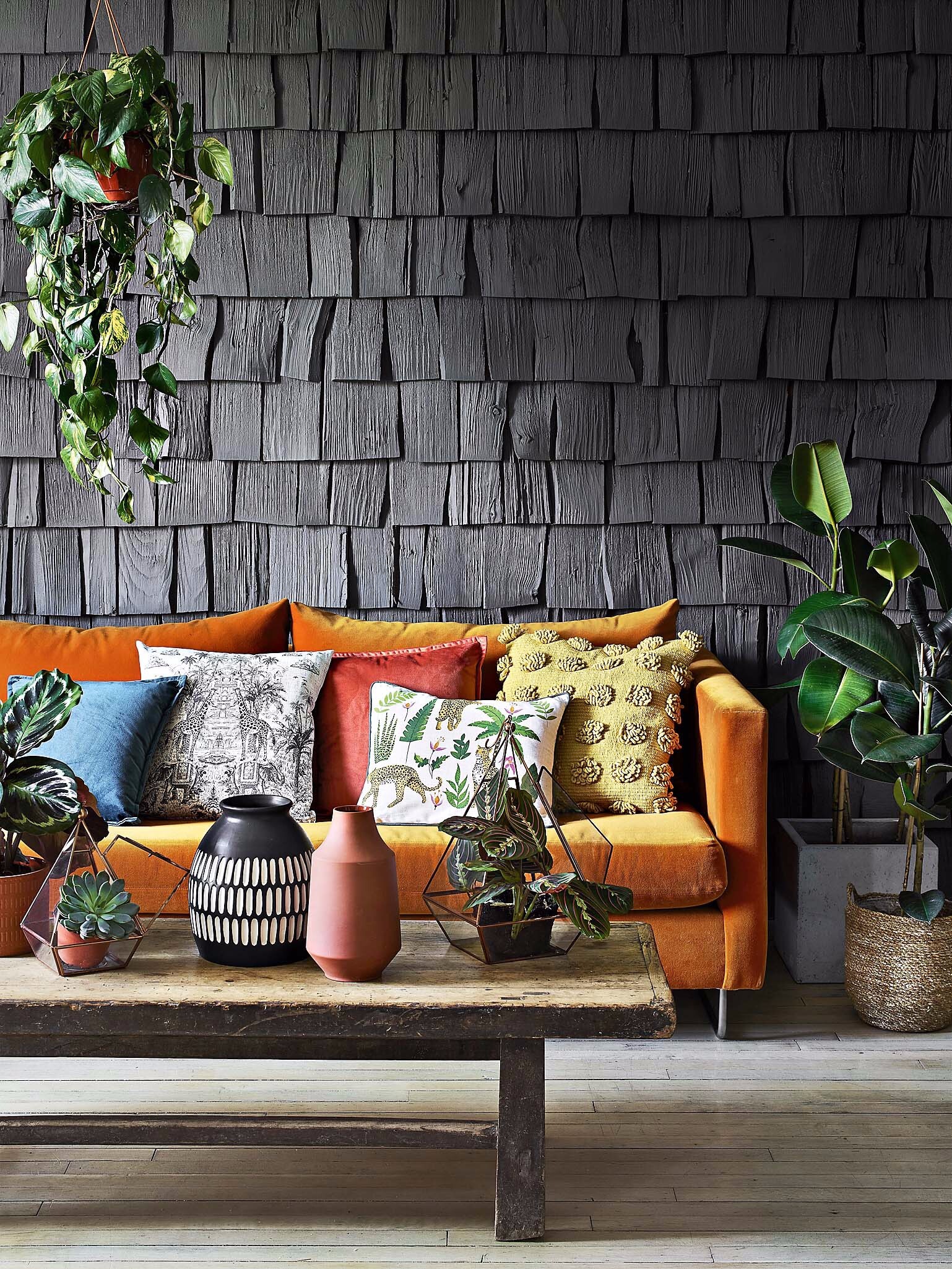 18 красивых вещей для дома в дымчато-чёрном — трендовом цвете этой осени