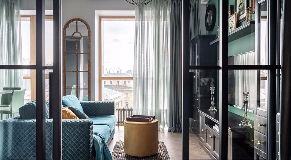 Вытянутое зеркало в простенке между окнами напоминает изящную обманку и добавляет ощущение воздушности, как и прозрачная дверь.