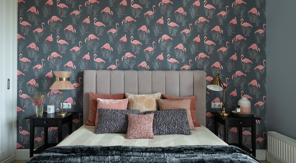 Две прикроватные лампы дают атмосферное освещение, при этом только одна из них является лампой для чтения. Чтобы выбрать нужный рисунок фламинго дизайнер с заказчицей отсмотрели порядка 2...