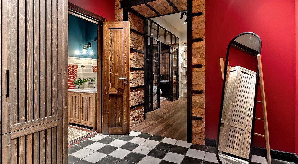 Разделить большой санузел на два — хозяйский и гостевой — предложили заказчицы. Таким образом получилось отделить клубную, общественную зону доступа от частной.