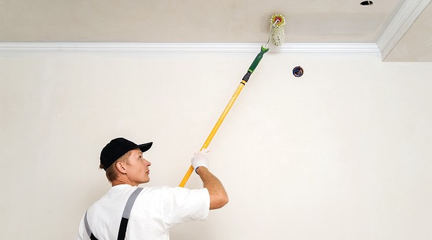 Как правильно красить потолок валиком: инструкция для новичков