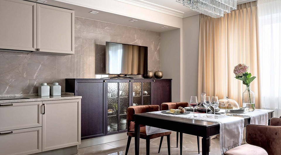 В кухне за центральное, парадное освещение отвечает люстра, акцентирующая обеденную группу, за вспомогатель­ное — яркая подсветка рабочей зоны. Аналогичный приём реализован и в...