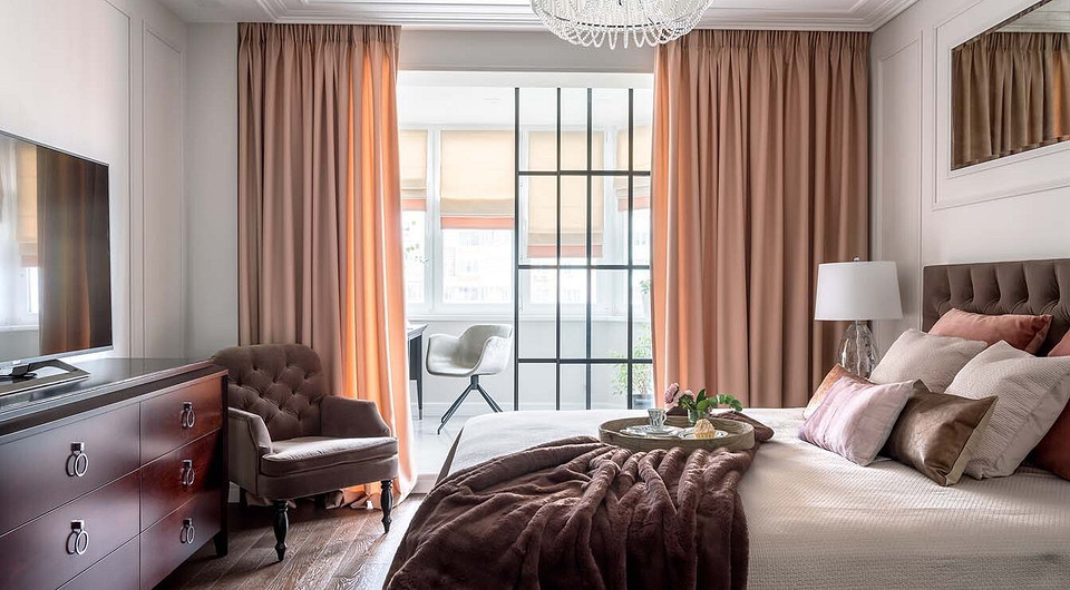 Для оформления окон подобраны плотные, ложащиеся красивыми складками ткани и хорошо драпирующийся прозрачный, гладкий тюль. Длина гардин — от потолка до пола, что благоприятно сказывается...