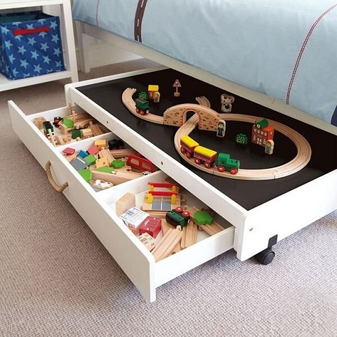Такой вариант идеален для маленькой детской или когда в одной комнате объединено спальное место родителей и ребенка. 