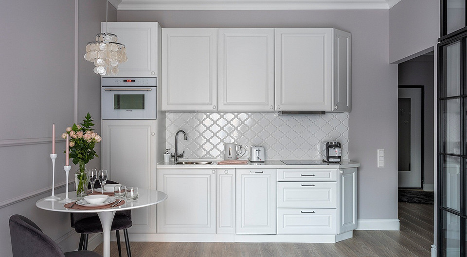 Для освещения рабочей зоны кухни предусмотрены точечные накладные светильники.