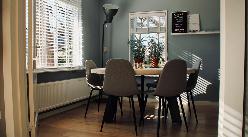 Величину компенсационного зазора специалисты советуют делать не более 1 см.