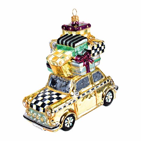 Стеклянное украшение Home for the Holidays в форме ретро-автомобиля, который везет подарки, поможет задать соответствующее праздничное настроение интерьеру.
