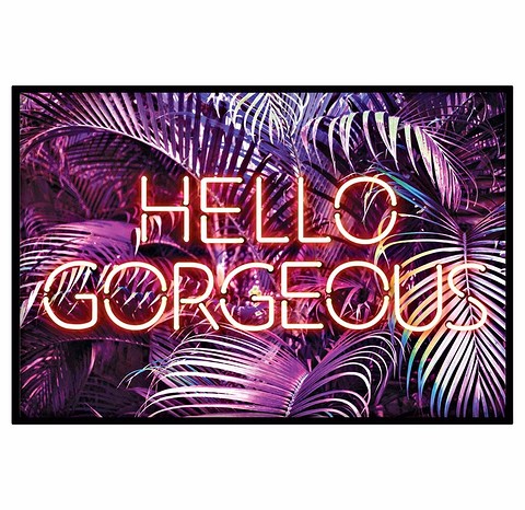 Принт с неоновой надписью Hello Gorgeous можно повесить на стене над новогодним столом или украсить им стену над диваном или кроватью, чтобы добавить яркого настроения. 