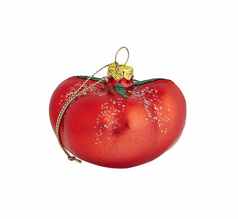 Если вы обратили внимание на предыдущее украшение в виде огурца, эта елочная игрушка-томат вам тоже понравится.