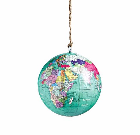 Если вы любите путешествовать или хотите порадовать заядлого туриста милым сувениром, вам точно понравится это новогоднее украшение ABC Globe в виде глобуса.