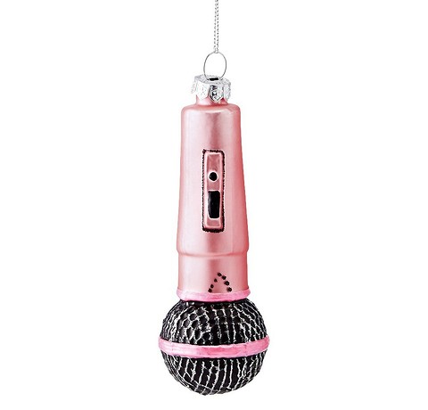 Елочная игрушка Pink Microphone в виде микрофона — не только забавное украшение для елки, но и хорошая идея для подарка-сувенира любителям музыки.