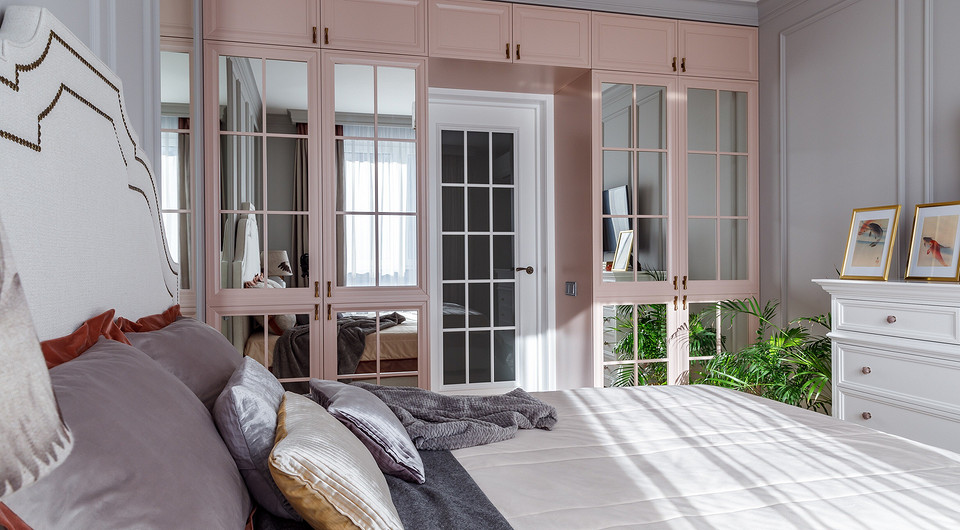 Легкую дозу контраста внесли подушки и покрывала с красной окантовкой.