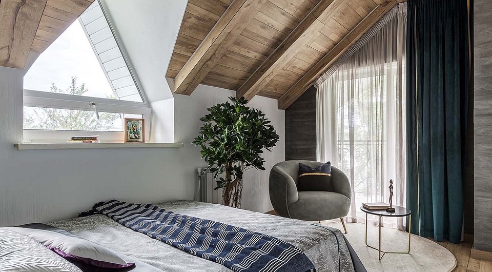 Pro zlepšení oslunění prostor ve 2.NP byla přijata řada opatření - dva prosvětlovací otvory vedoucí na balkon byly cca XNUMXx rozšířeny a navíc byla instalována střešní okna.