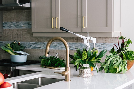 Как обновить фасады кухонного гарнитура быстро и бюджетно: 3 простых способа