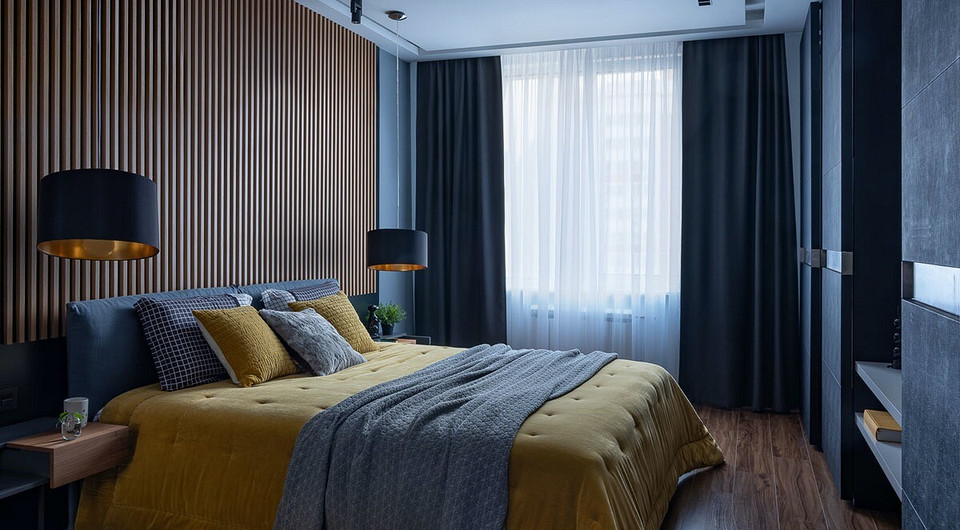 В спальне есть основной свет — светильники-фары, в качестве дополнительной подсветки используется светодиодная лента по периметру потолка.