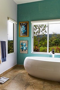 От мягкой мебели до золота в отделке: 6 неожиданных решений для оформления ванной комнаты 