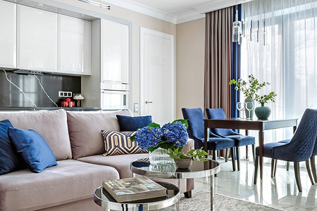 Современная классика в теплых тонах: интерьер двухкомнатных апартаментов в центре Москвы