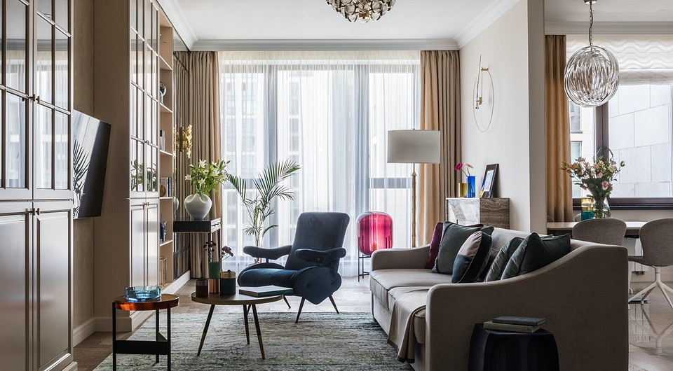 Гостиная и столовая-кухня — смежные помещения, соединенные широким проемом.