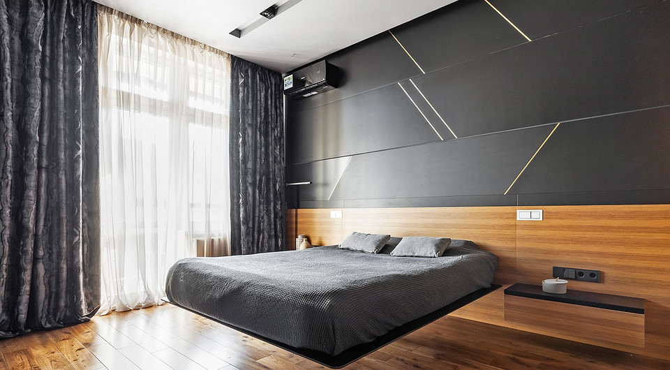 Консольная кровать со светодиодной подсветкой словно бы парит в невесомости, отсутствие иной корпусной мебели усиливает это впечатление. Бархатистые портьеры и фактурное по...