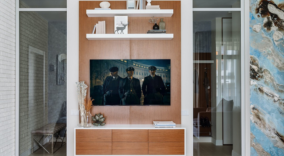 При желании жилую зону можно объединить с прихожей, раздвинув перегородки, или добавить приватности, закрыв их. 