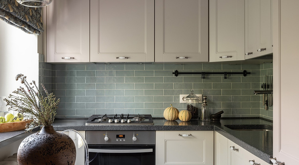 Кухню удалось расширить за счет пространства коридора, в ней поместилась посудомоечная машина, а также удалось спроектировать удобный рабочий треугольник.