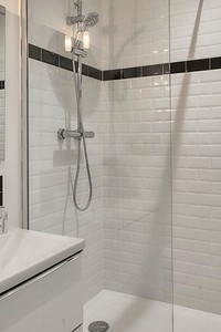 Безрамные стеклянные перегородки для ванны и душевой: за и против + советы по уходу