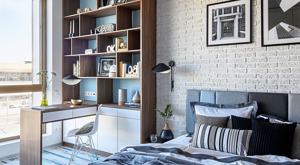 Главная стилистическая деталь, заимствованная у лофта, — кирпичная кладка: одну из стен жилого пространства облицевали белым искусственным камнем, имитирующим этот материал.