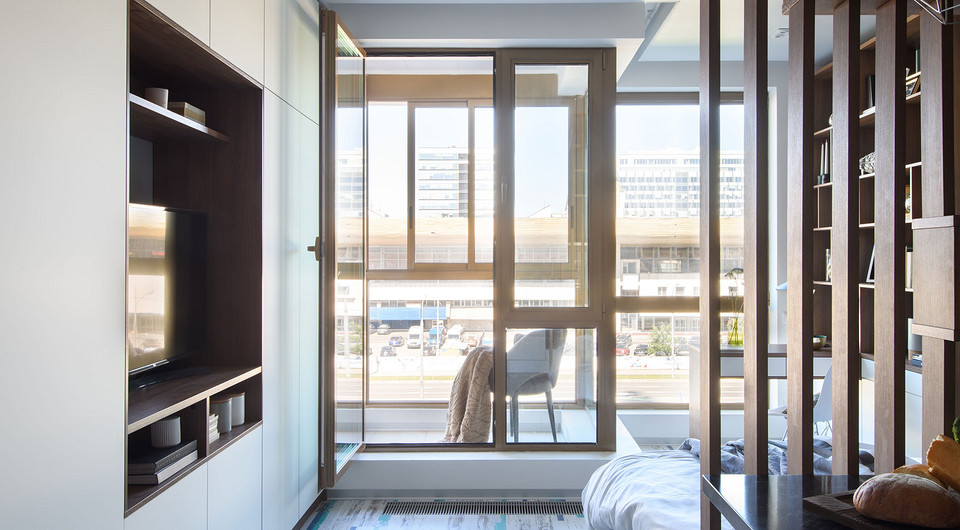 В комнате на пол уложили необычное пробковое покрытие, напоминающее состаренную доску. Под него смонтировали систему «тёплый пол» кабельного типа. Чтобы тепло распределялось равномерно, н...