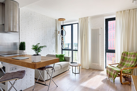 Маленькая уютная однушка в стиле лофт: светлые стены и деревянная отделка