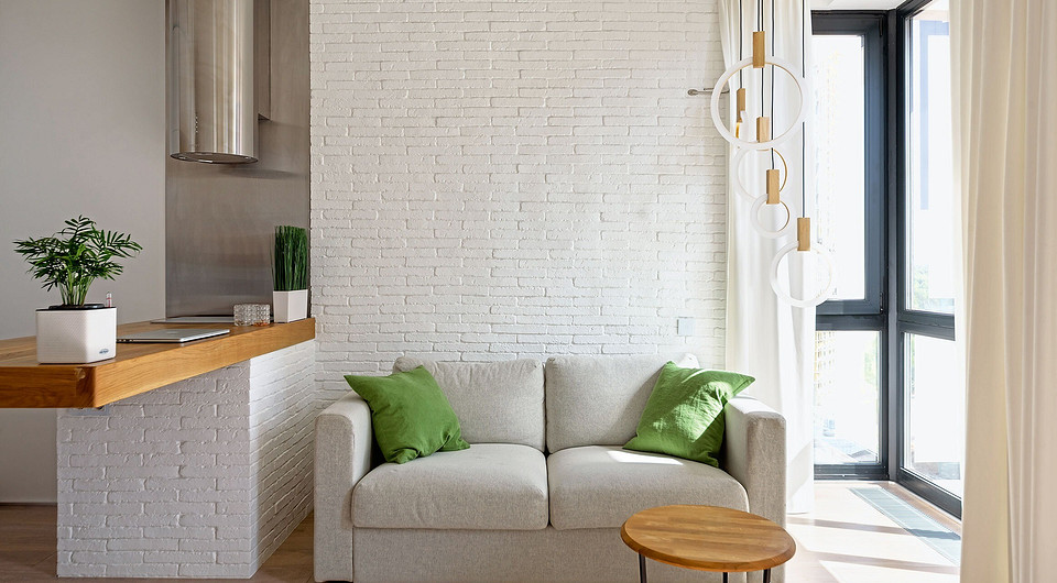 Фартуком в зонах готовки служат листы нержавеющей стали — они эффектно дополняют лофтовый сценарий, а в зоне стола хорошо сочетаются с трубой вытяжки