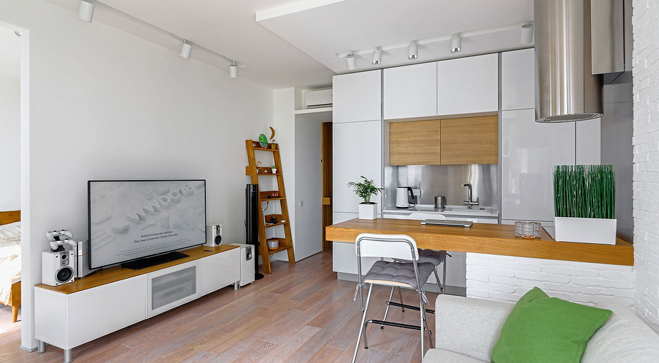 Кухня исполнена на заказ по чертежам автора проекта. Основную функцию освещения выполняют трекинговые системы на потолке — в зоне кухни и гостиной. Ещё одна подобная система находится в с...