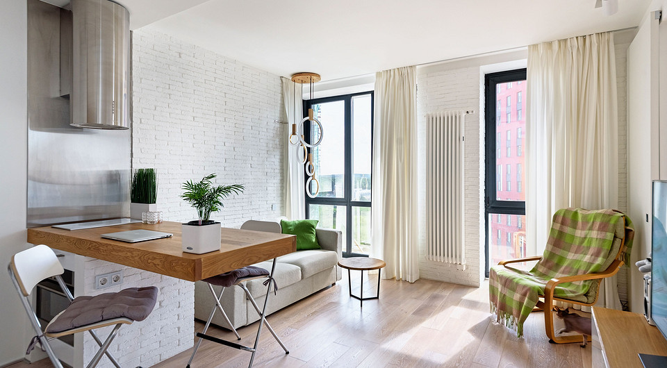 Маленькая уютная однушка в стиле лофт: светлые стены и деревянная отделка