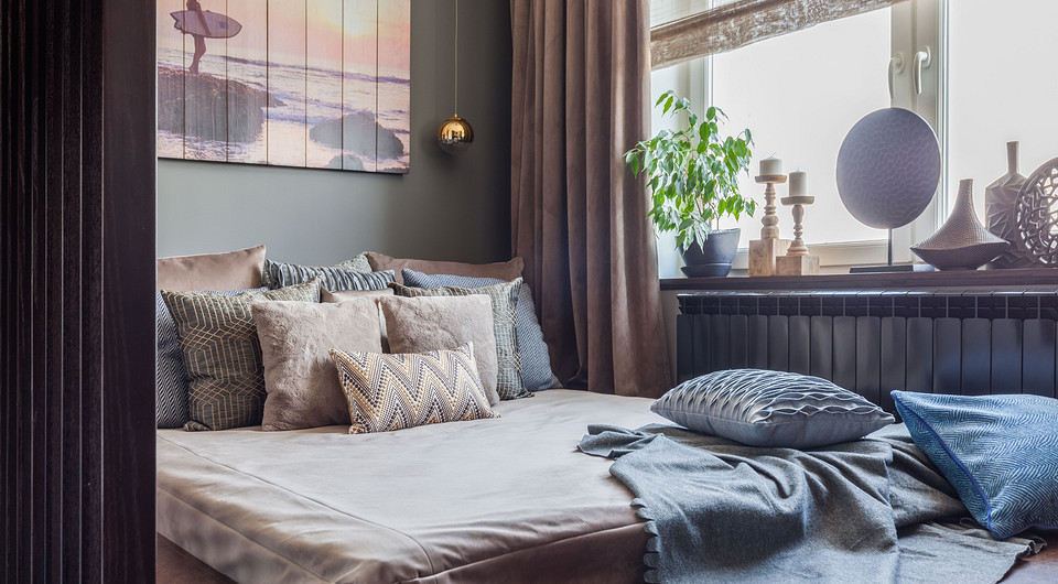 Зону сна хозяйки оформили как уголок повышенного психологического комфорта.  Из пробковых досок изготовлен подиум и спинка со ступенью — эта полка, как и стеллаж, и подоконник, всегда под...