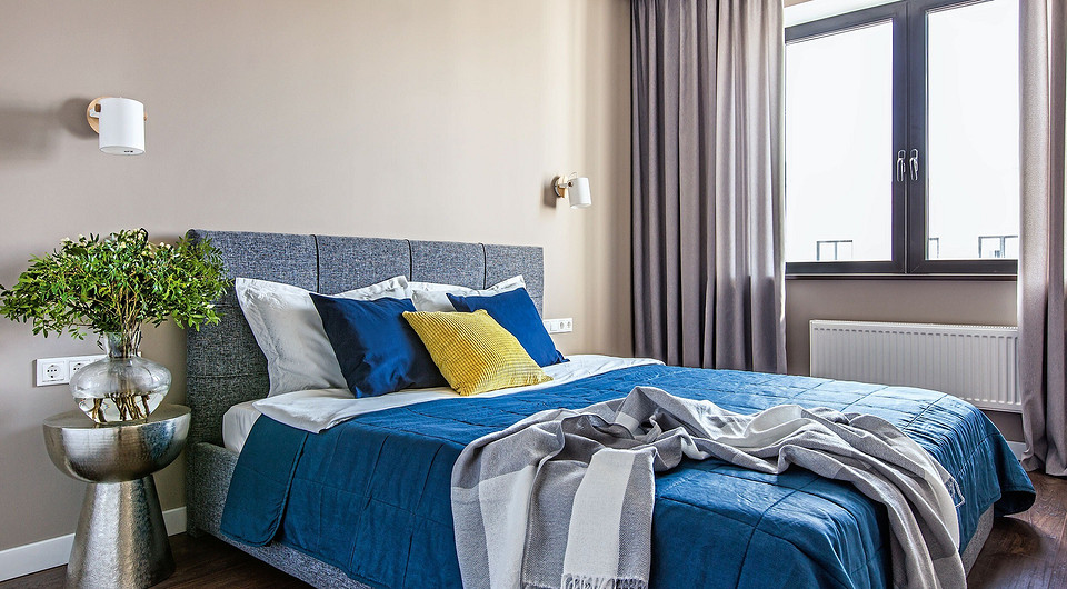 В спальне, как и во всей квартире, установлена дверь скрытого монтажа, особенность которой в отсутствии наличников и в невидимости петель. На виду лишь полотно. Белые напольные плинтусы в...