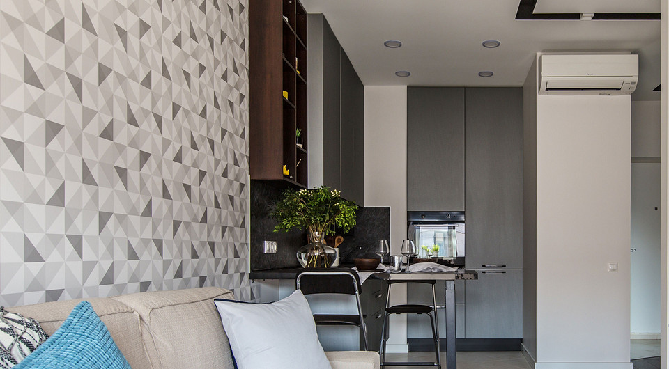 В основу дизайна легли принципы минимализма: лаконичность, контрастность и функциональность. Однако при этом интерьер не смотрится аскетично — благодаря броским деталям сложился оптимисти...