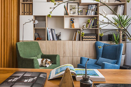 Небольшая квартира в скандинавском стиле: светлые стены, деревянная отделка и яркая мебель