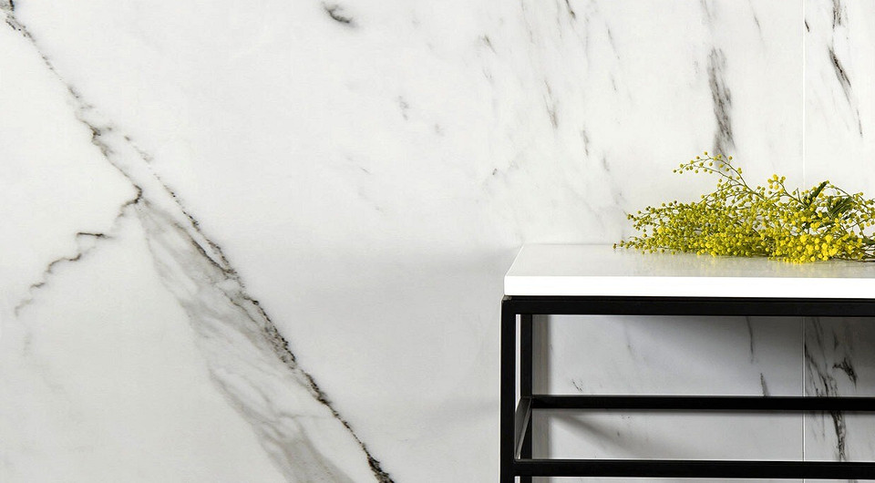 Керамический мрамор не имеет недостатков природного прототипа. Цветные жидкости с его поверхности легко удалить без следа