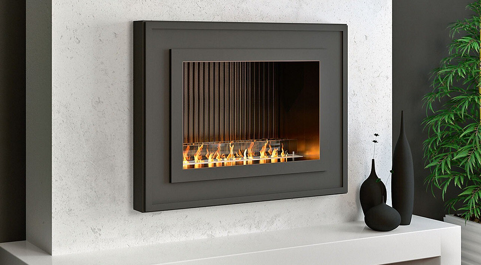 Рельефный молдинг, окрашенный в тёмный цвет, элегантно обозначает контур камина