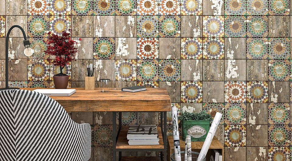 Керамическая облицовка воспроизводит радужную состаренную краску на тиковом дереве