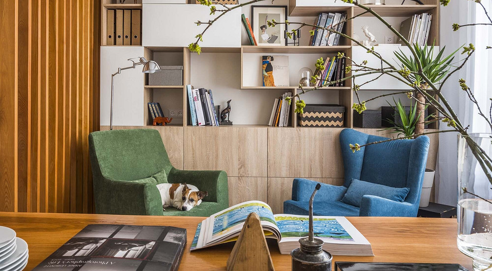 Небольшая квартира в скандинавском стиле: светлые стены, деревянная отделка и яркая мебель