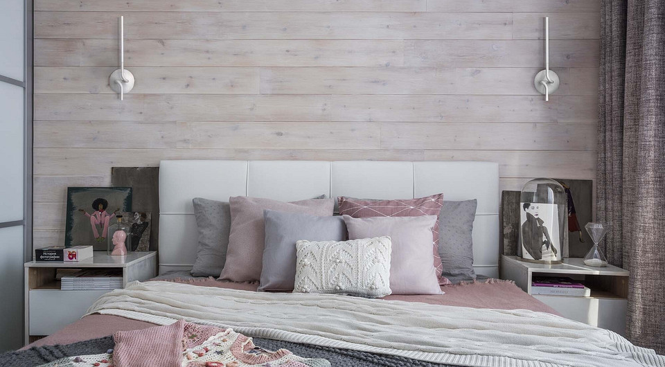 Чтобы сделать интерьер спальни как можно более тёплым и домашним, его дополнили вязаными покрывалами и чехлами для подушек