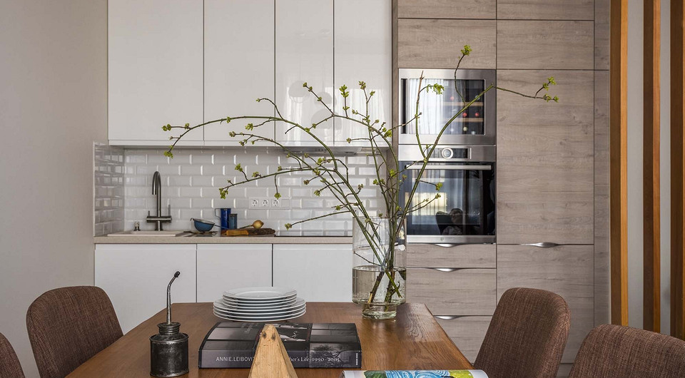 Вертикальные линии, образуемые шкафами и перегородками, визуально поднимают потолок